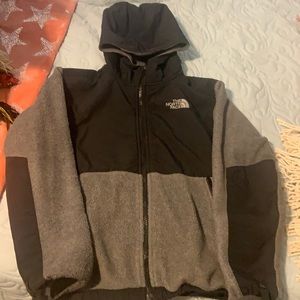 Northface boys hooded gray and black jacket . Very good condition size 10/12